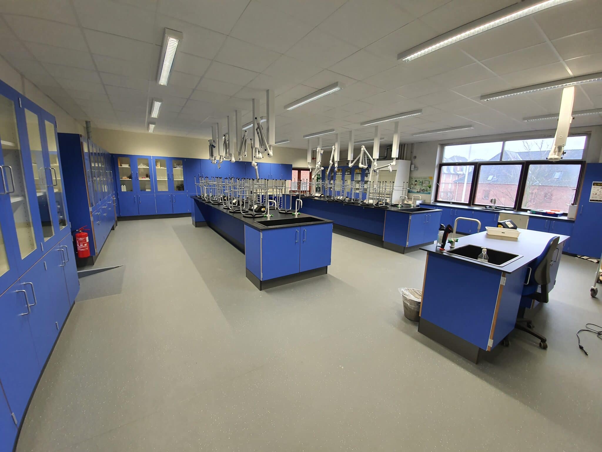 I hovedentreprise for ST Skoleinventar har vi lavet et nyt lækkert helt nyt fysiklokale.