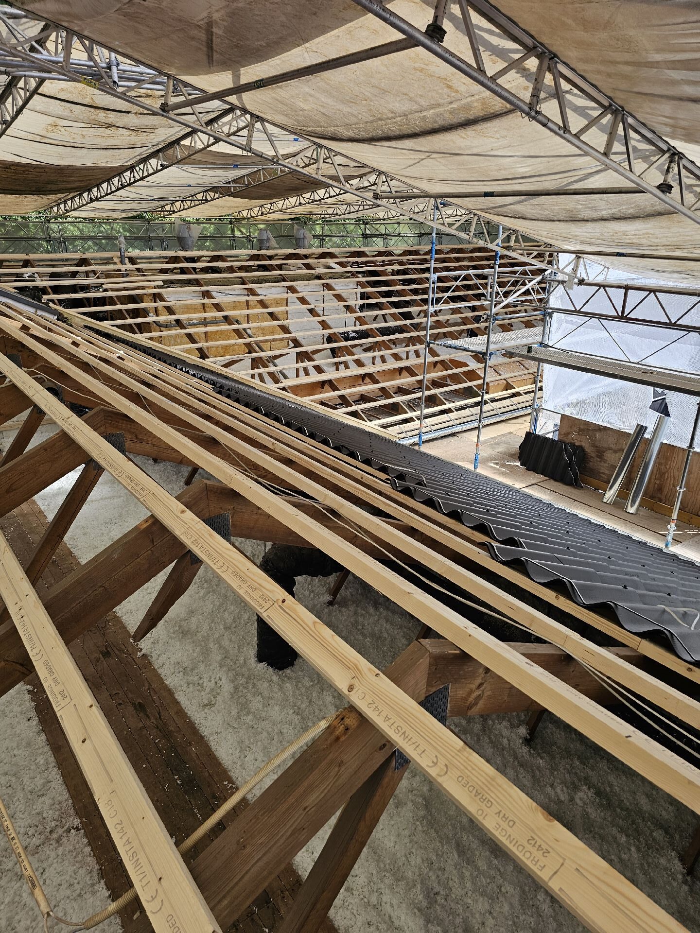 550 m2 tagrenovering efter asbest sanering.